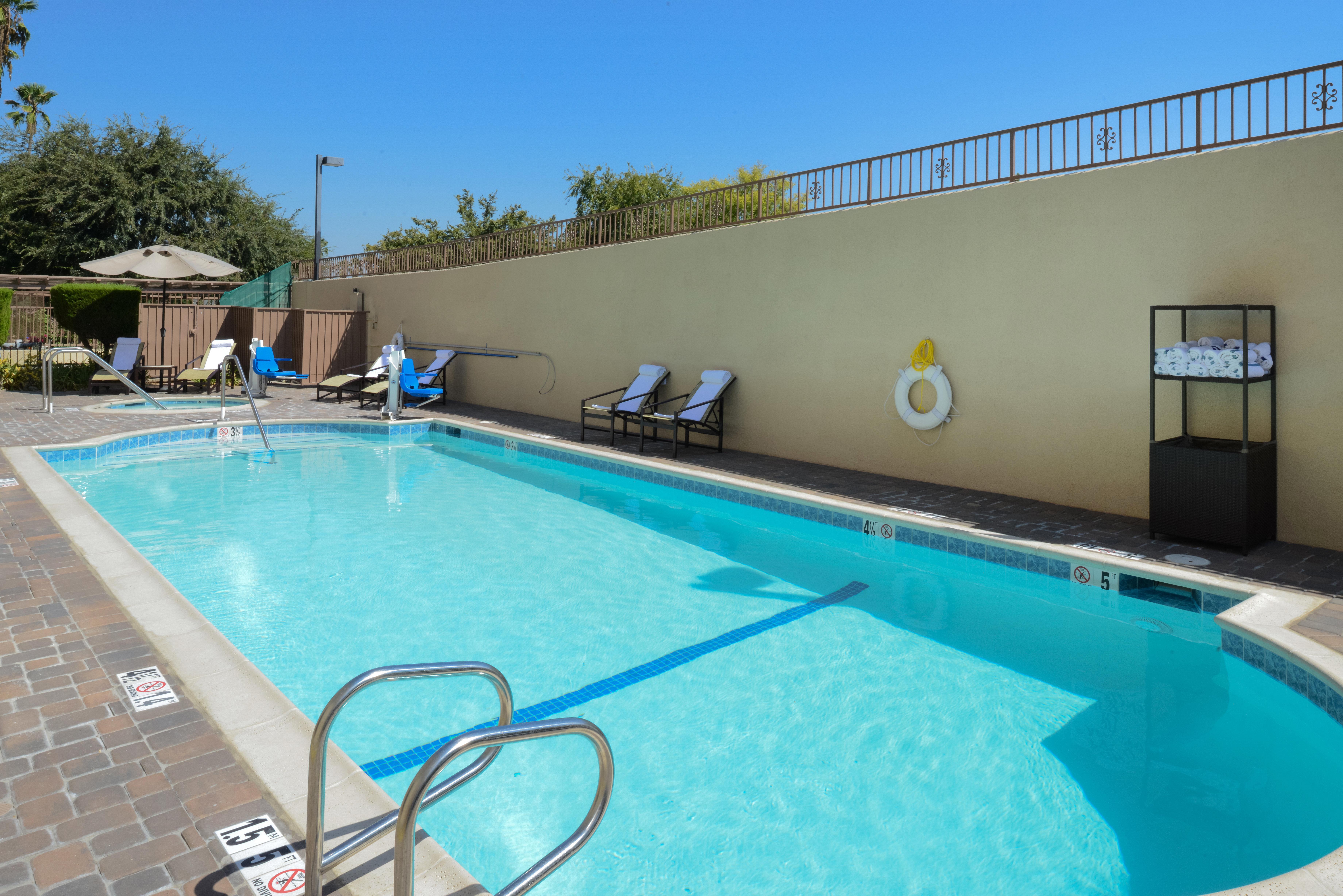 Holiday Inn Express & Suites Pasadena - Los Angeles By Ihg Exteriör bild