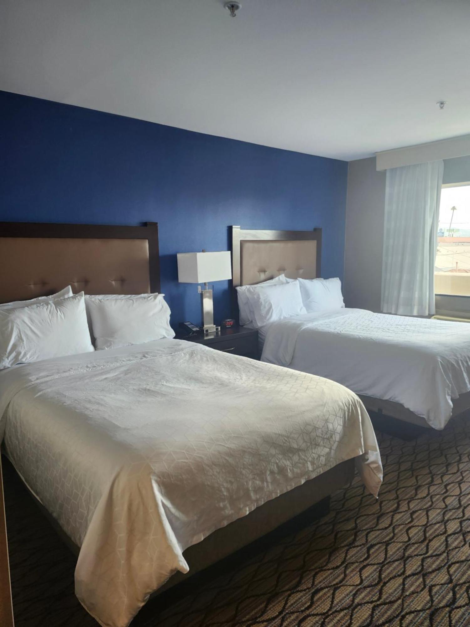 Holiday Inn Express & Suites Pasadena - Los Angeles By Ihg Exteriör bild