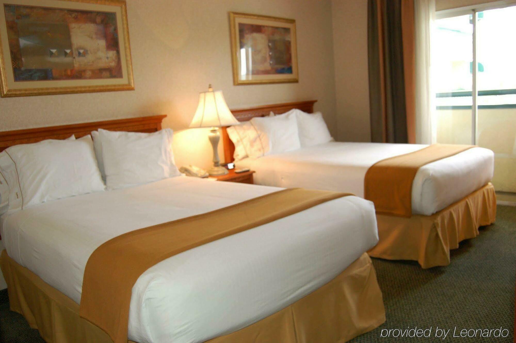 Holiday Inn Express & Suites Pasadena - Los Angeles By Ihg Rum bild